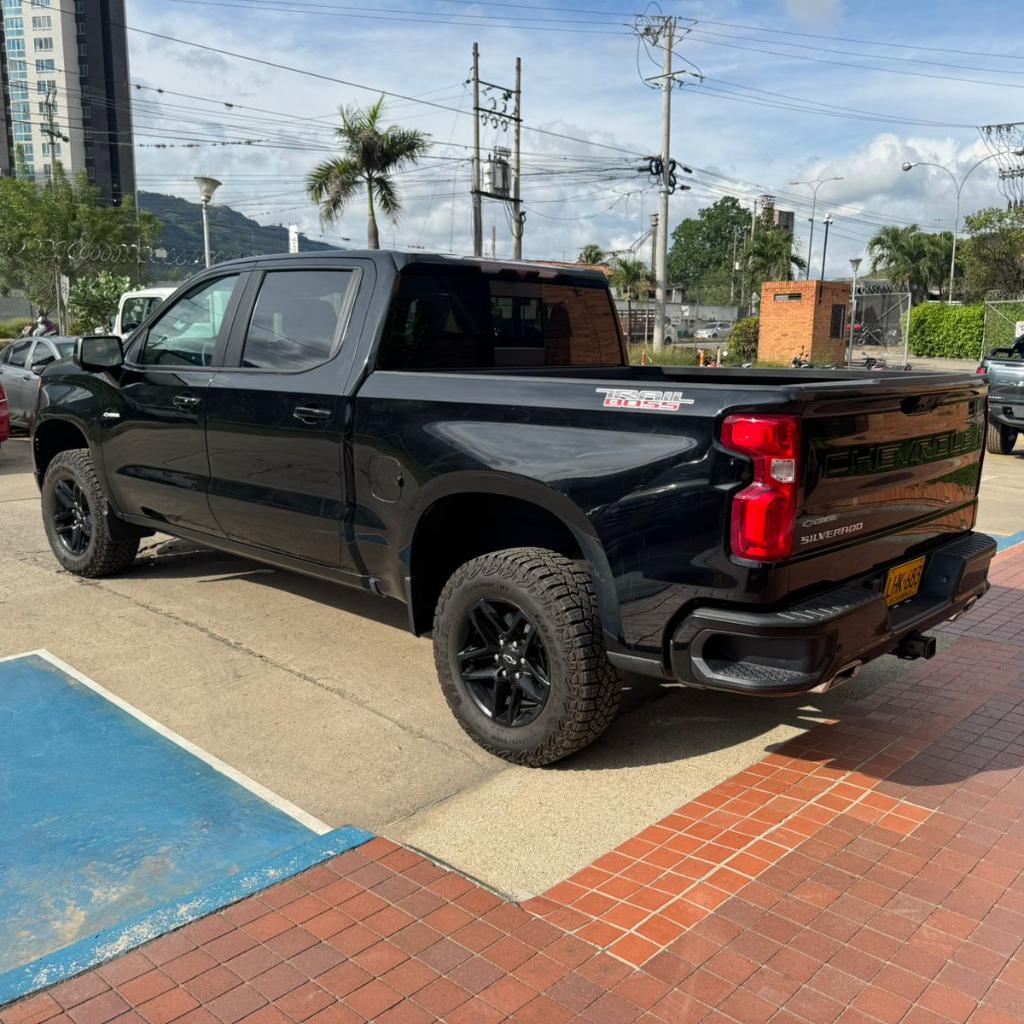 SILVERADO Z71 AT NEGRO  2024 LHK683 _5
