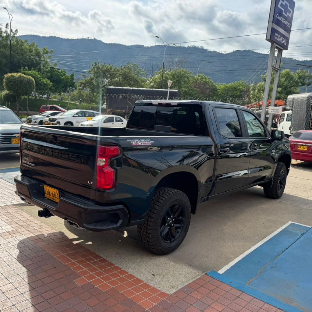 SILVERADO Z71 AT NEGRO  2024 LHK683 _7