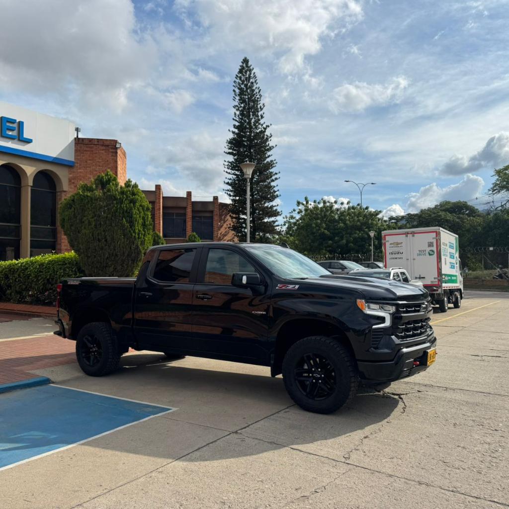 SILVERADO Z71 AT NEGRO  2024 LHK683 _9