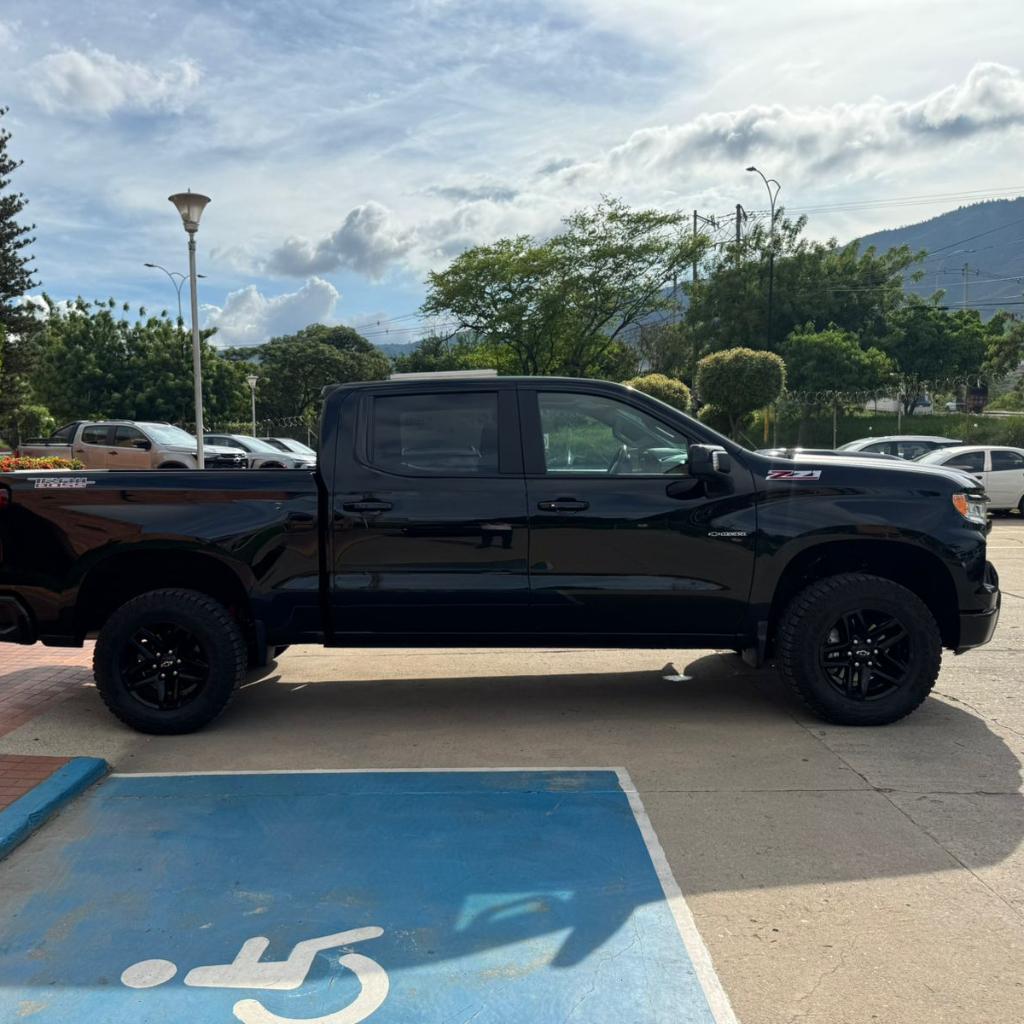 SILVERADO Z71 AT NEGRO  2024 LHK683 _8
