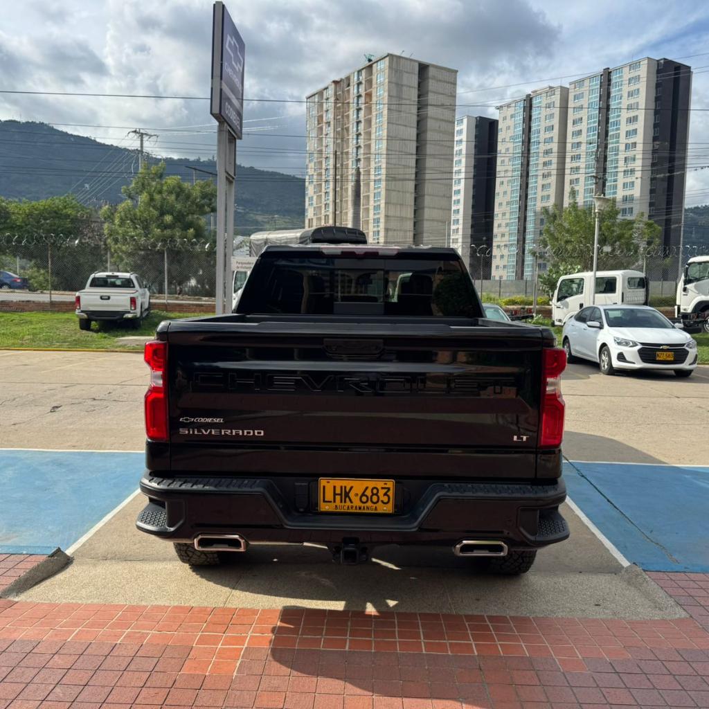 SILVERADO Z71 AT NEGRO  2024 LHK683 _6