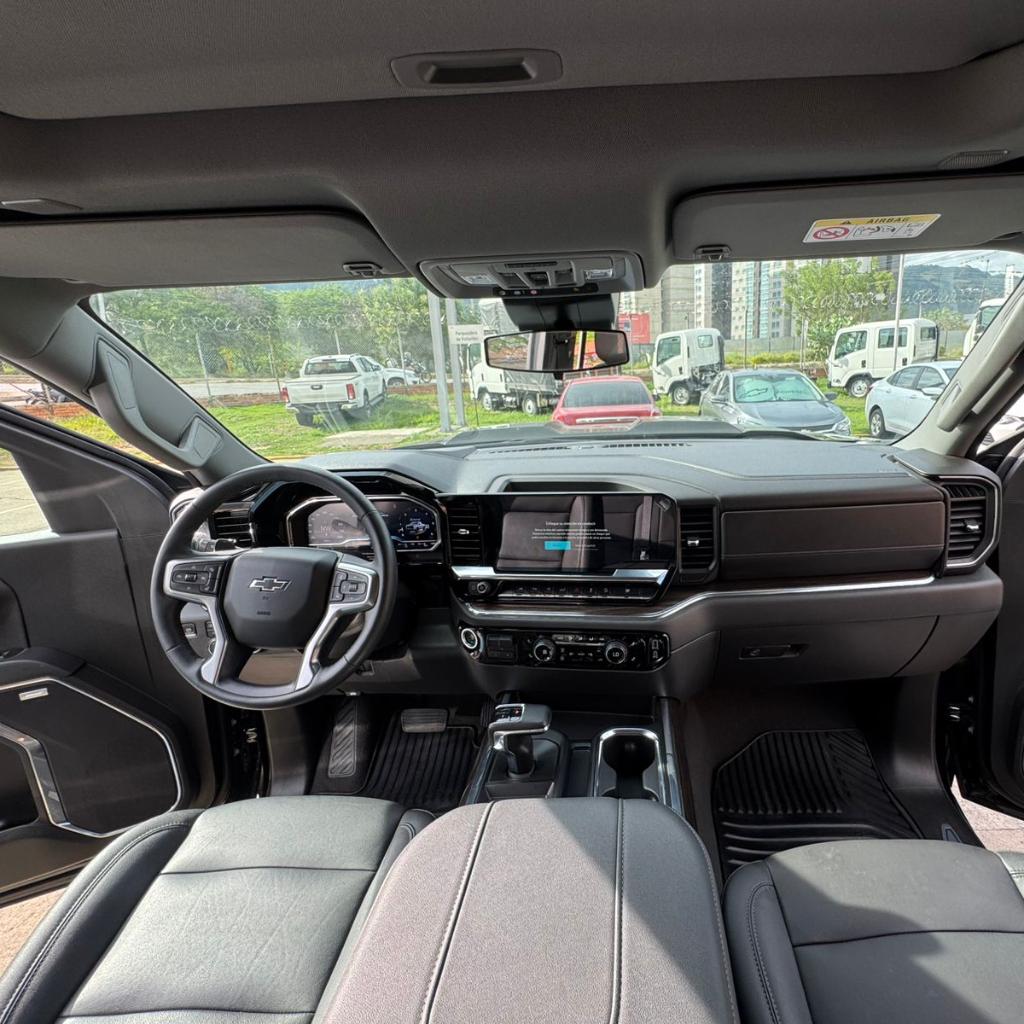 SILVERADO Z71 AT NEGRO  2024 LHK683 _15