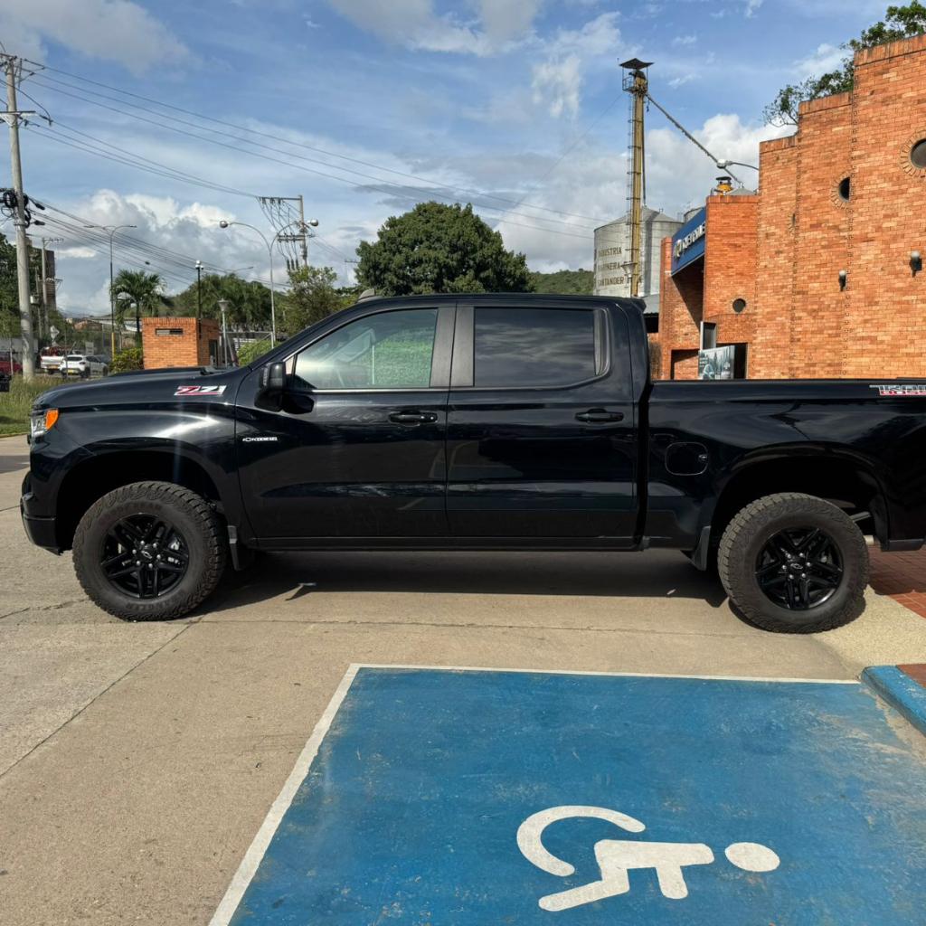 SILVERADO Z71 AT NEGRO  2024 LHK683 _4